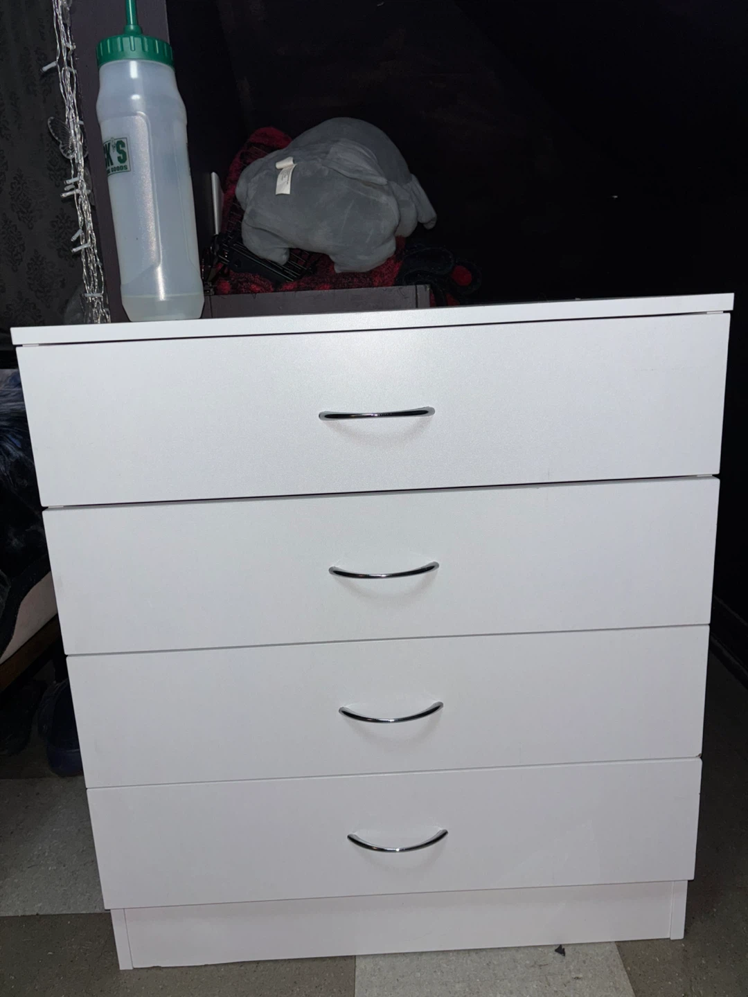 White sleek 4-Drawer Dresser