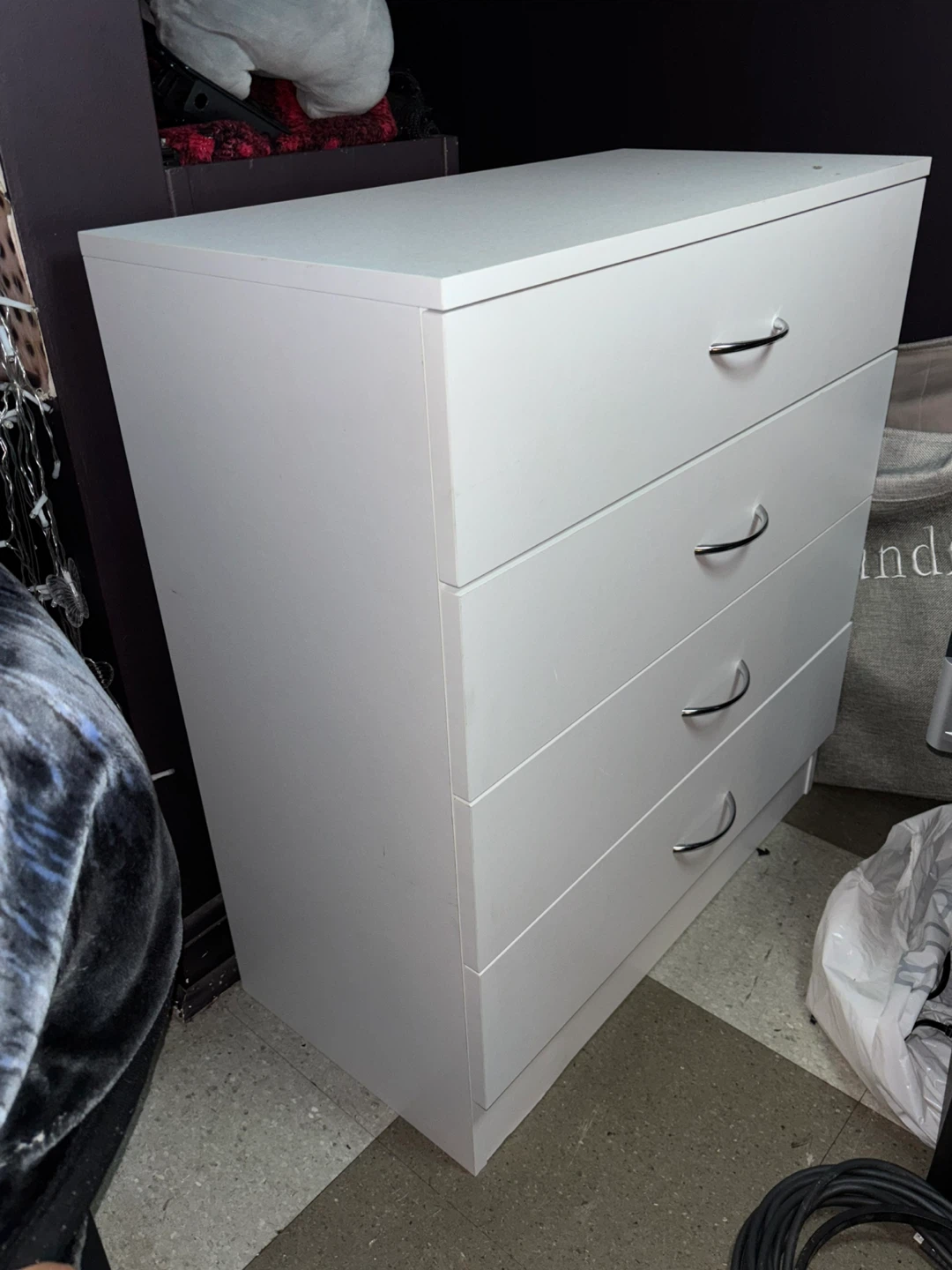 White sleek 4-Drawer Dresser - photo 3