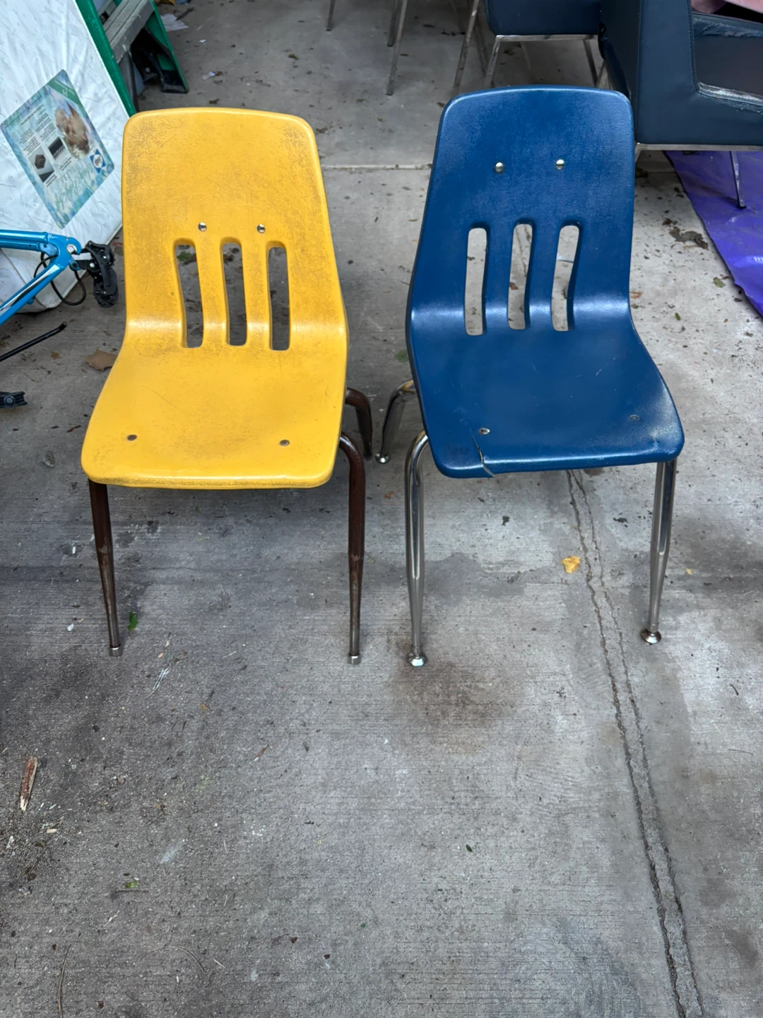 Set of 2 Stackable Plastic Chairs (Blue & Yellow) - photo 4