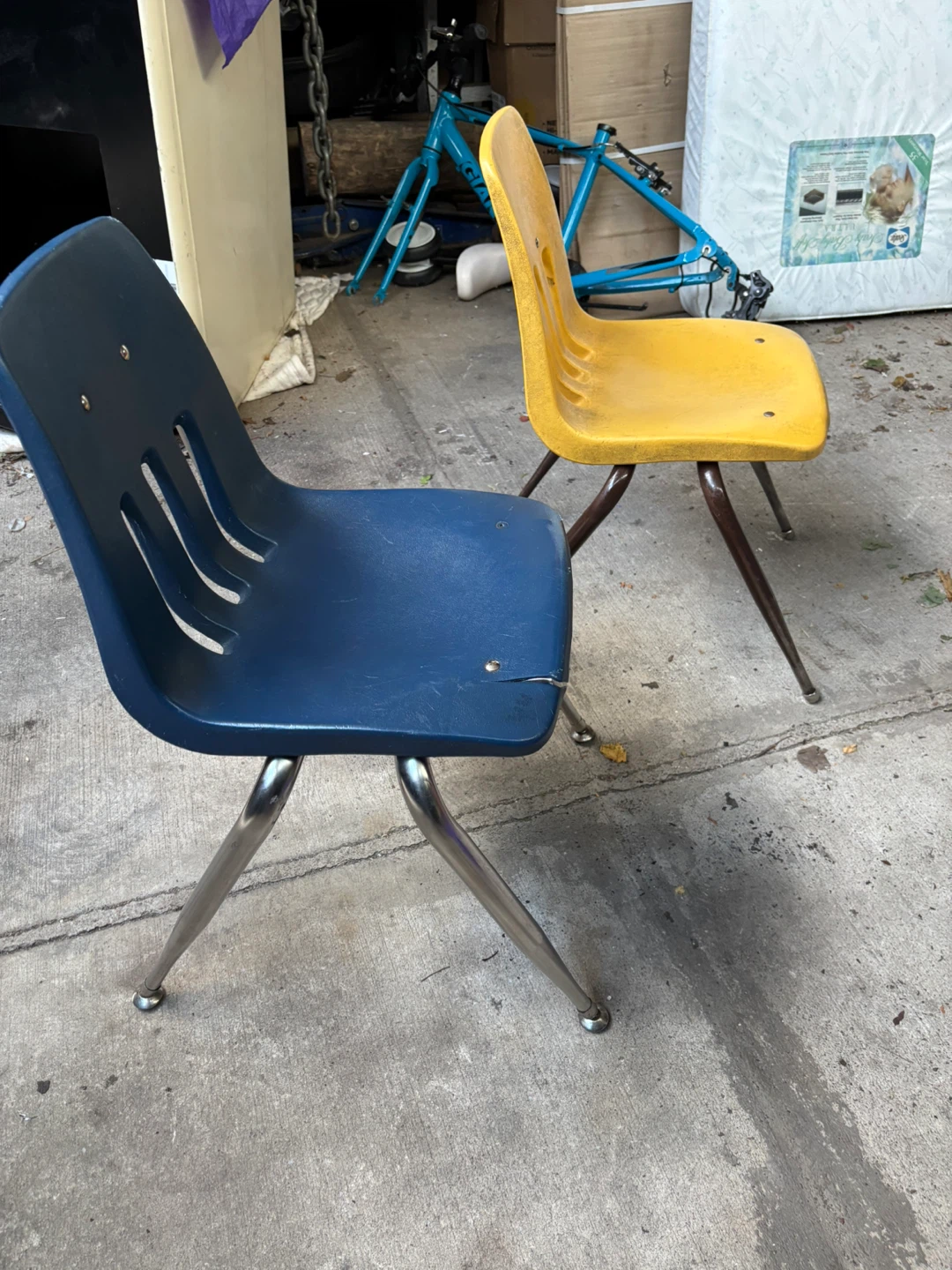 Set of 2 Stackable Plastic Chairs (Blue & Yellow)