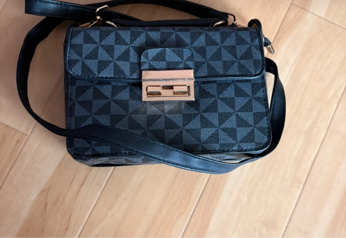 Black & Grey Geometric Print Crossbody Bag⚽️