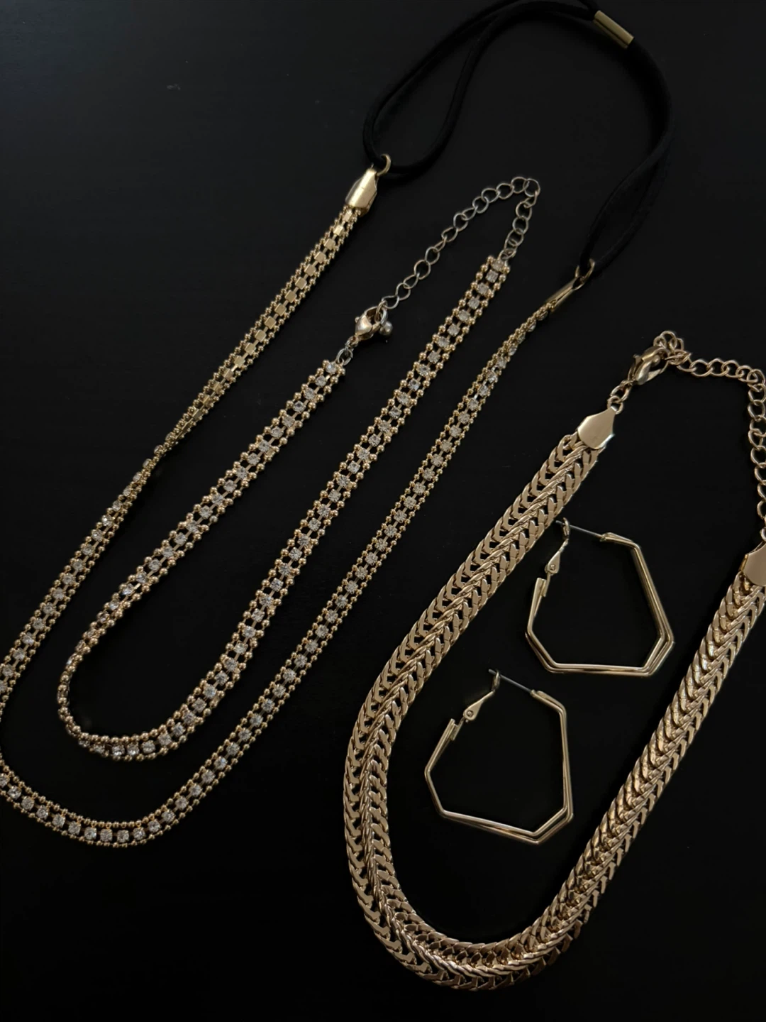 Gold coloured jewelry set with necklaces, earrings and headband