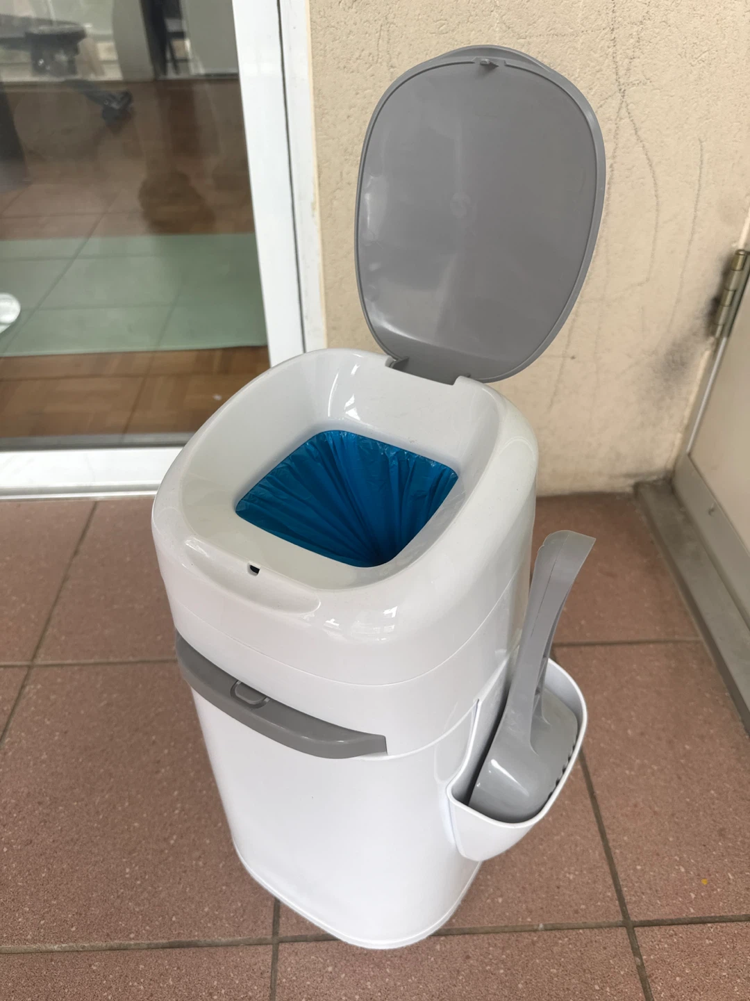Cat Supplies Bundle – Carrier, Water Fountain & Litter Bin – $50 - photo 2