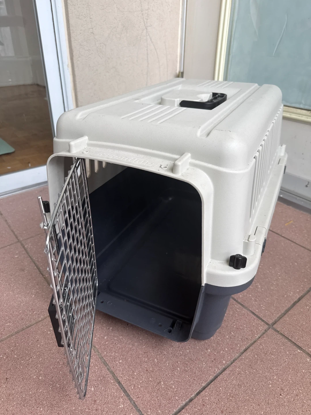 Cat Supplies Bundle – Carrier, Water Fountain & Litter Bin – $50 - photo 4