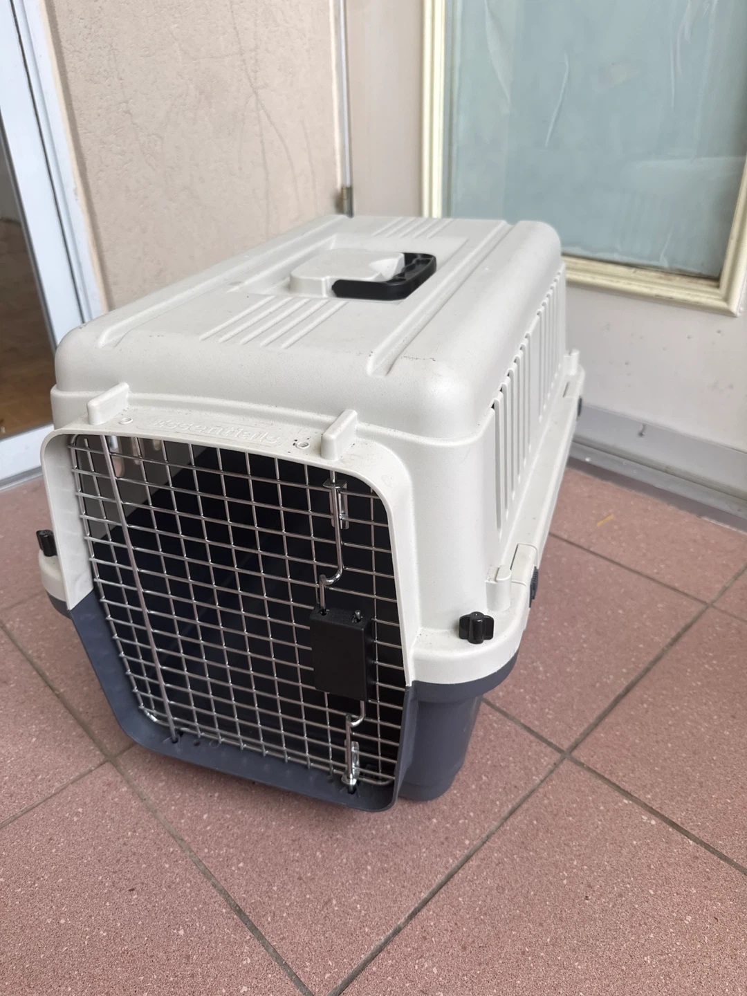 Cat Supplies Bundle – Carrier, Water Fountain & Litter Bin – $50 - photo 3