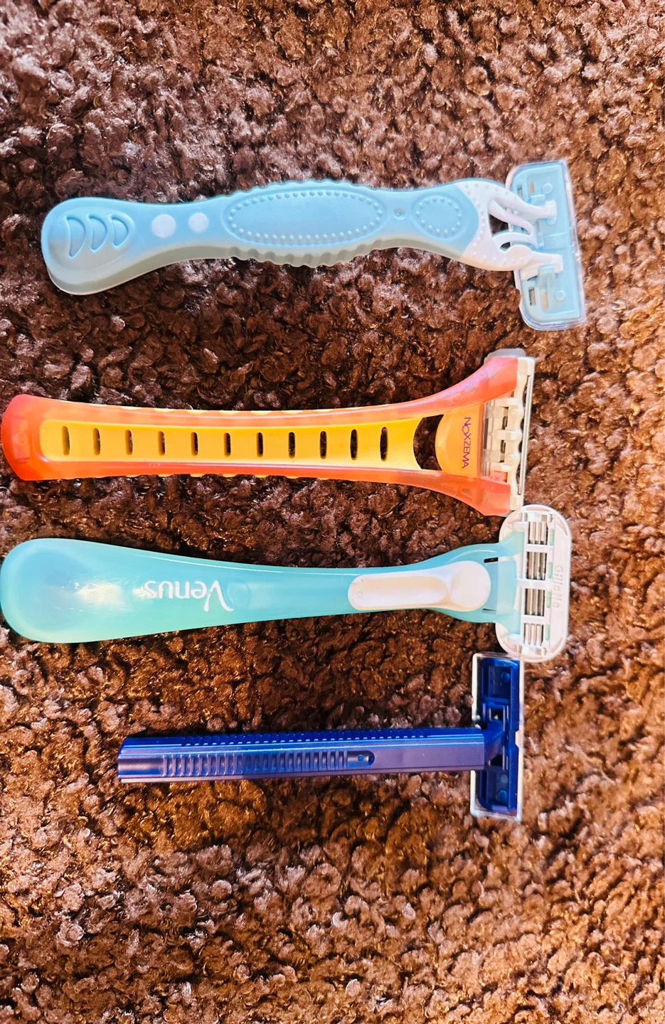 Gillette Venus and other razors (4 count) - photo 3