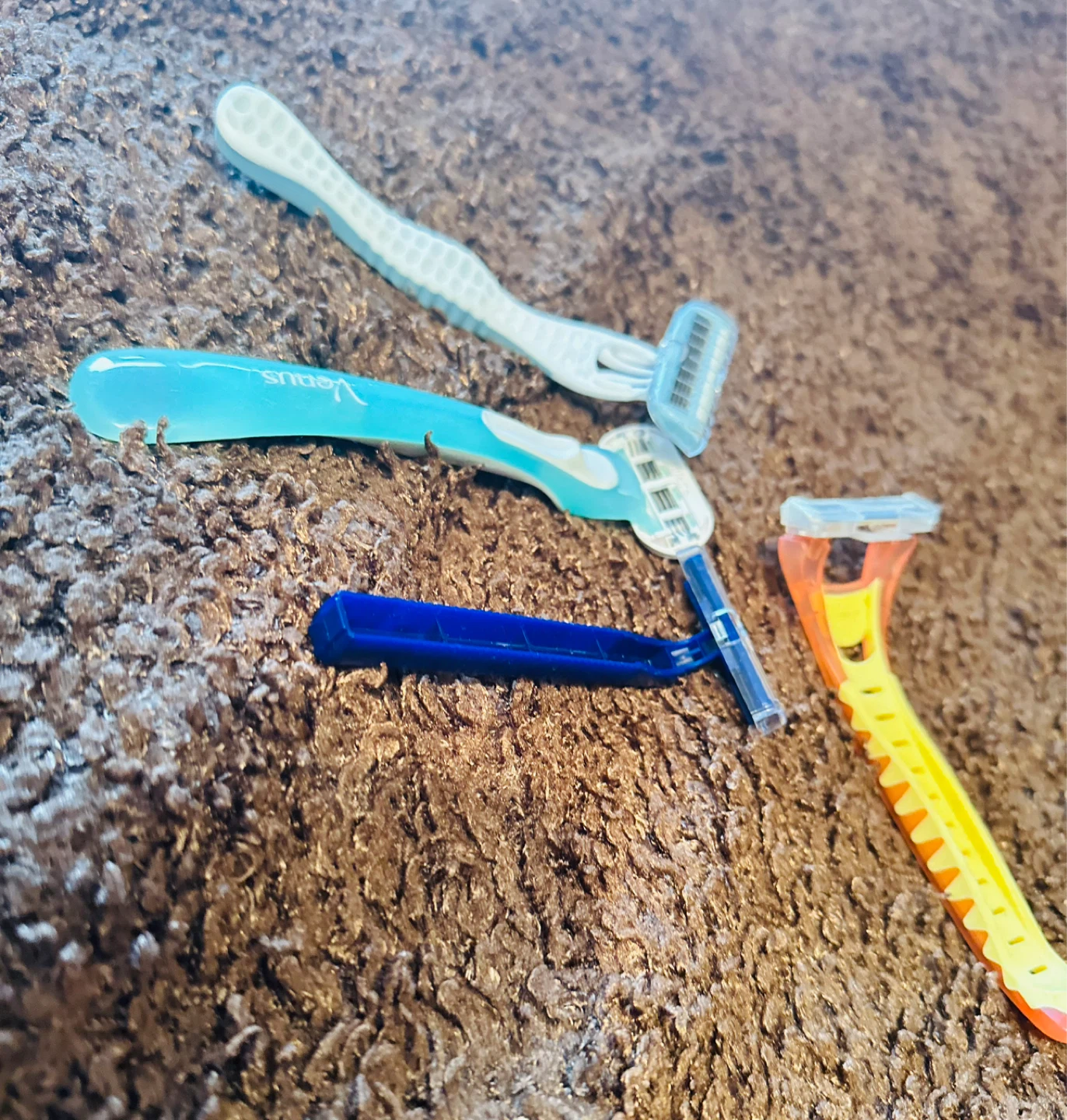 Gillette Venus and other razors (4 count) - photo 5