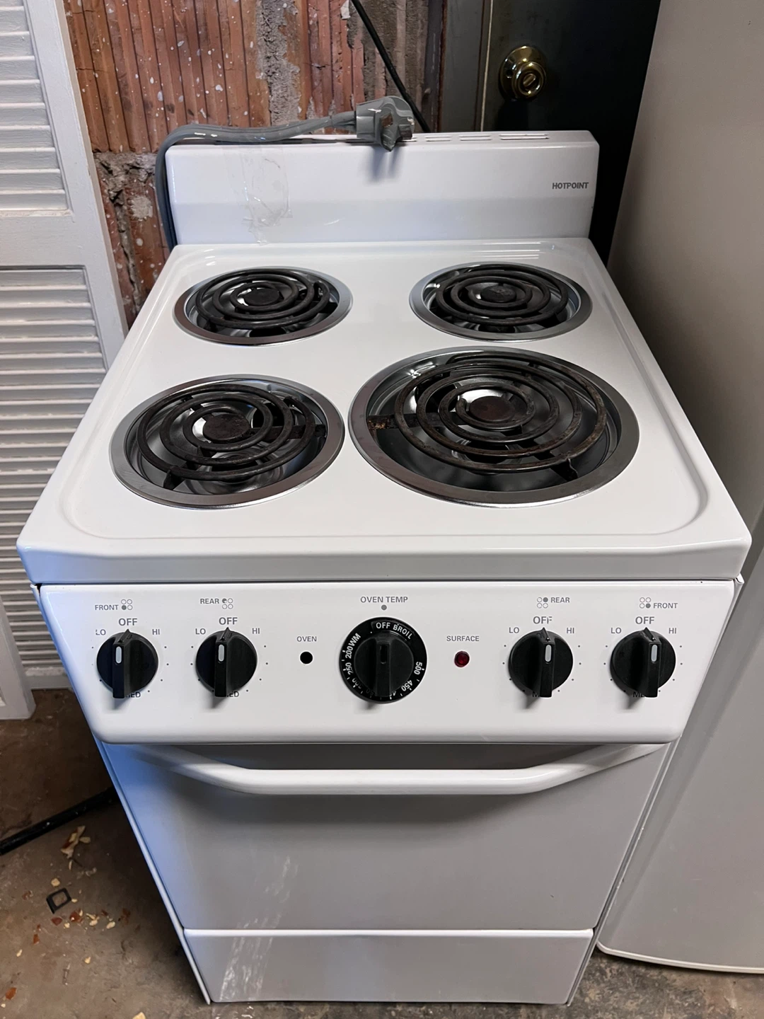 White Whirlpool Refrigerator and Hotpoint Stove - photo 2
