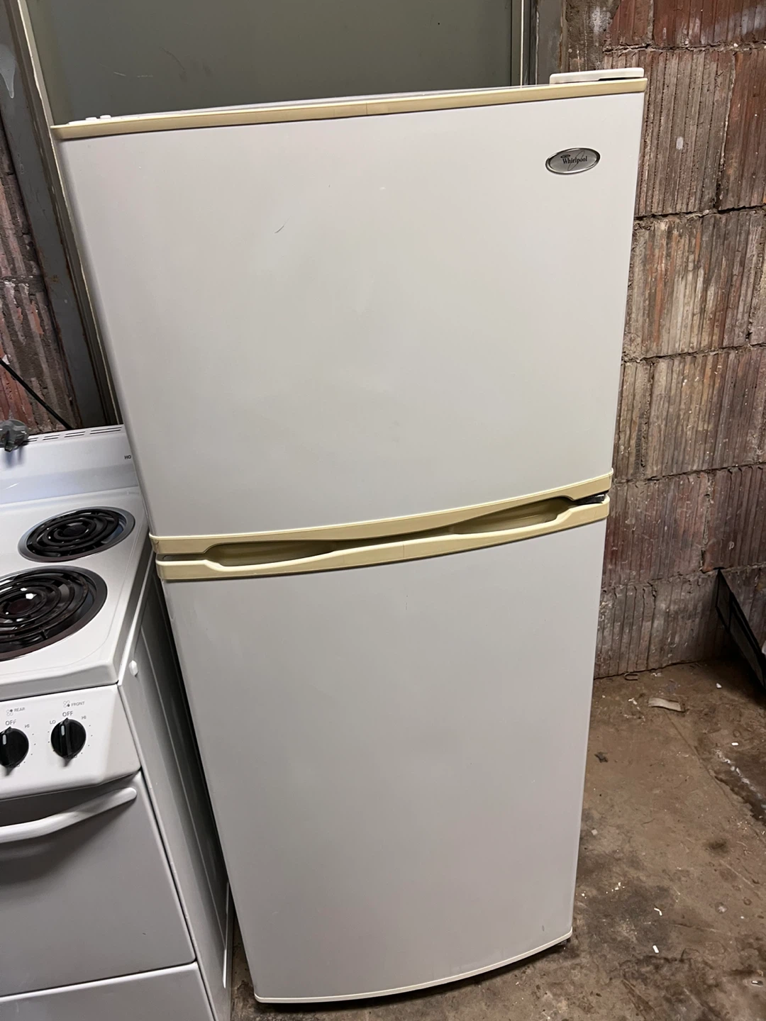 White Whirlpool Refrigerator and Hotpoint Stove - photo 3