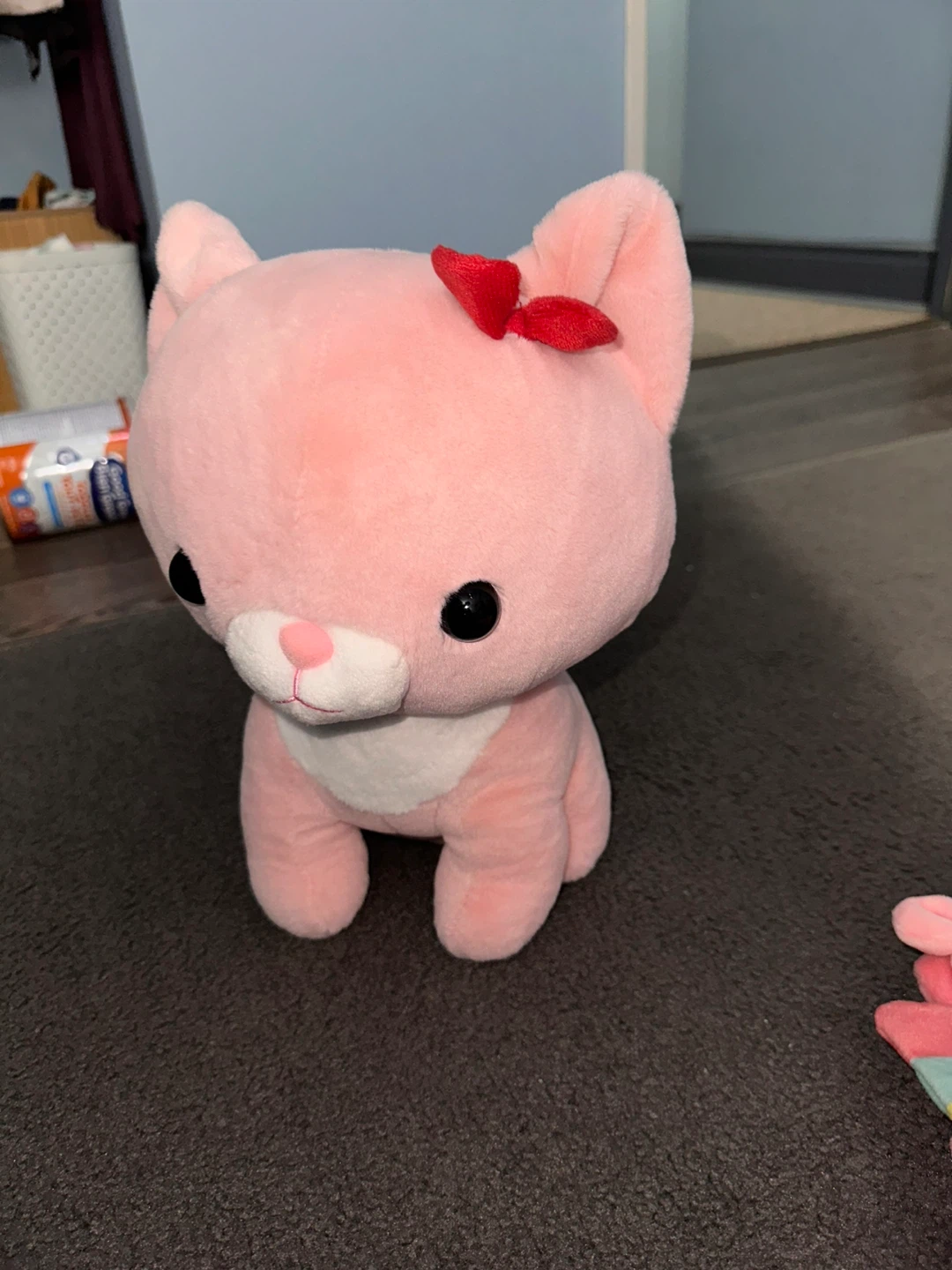 Pink plush cat with red bow - photo 2