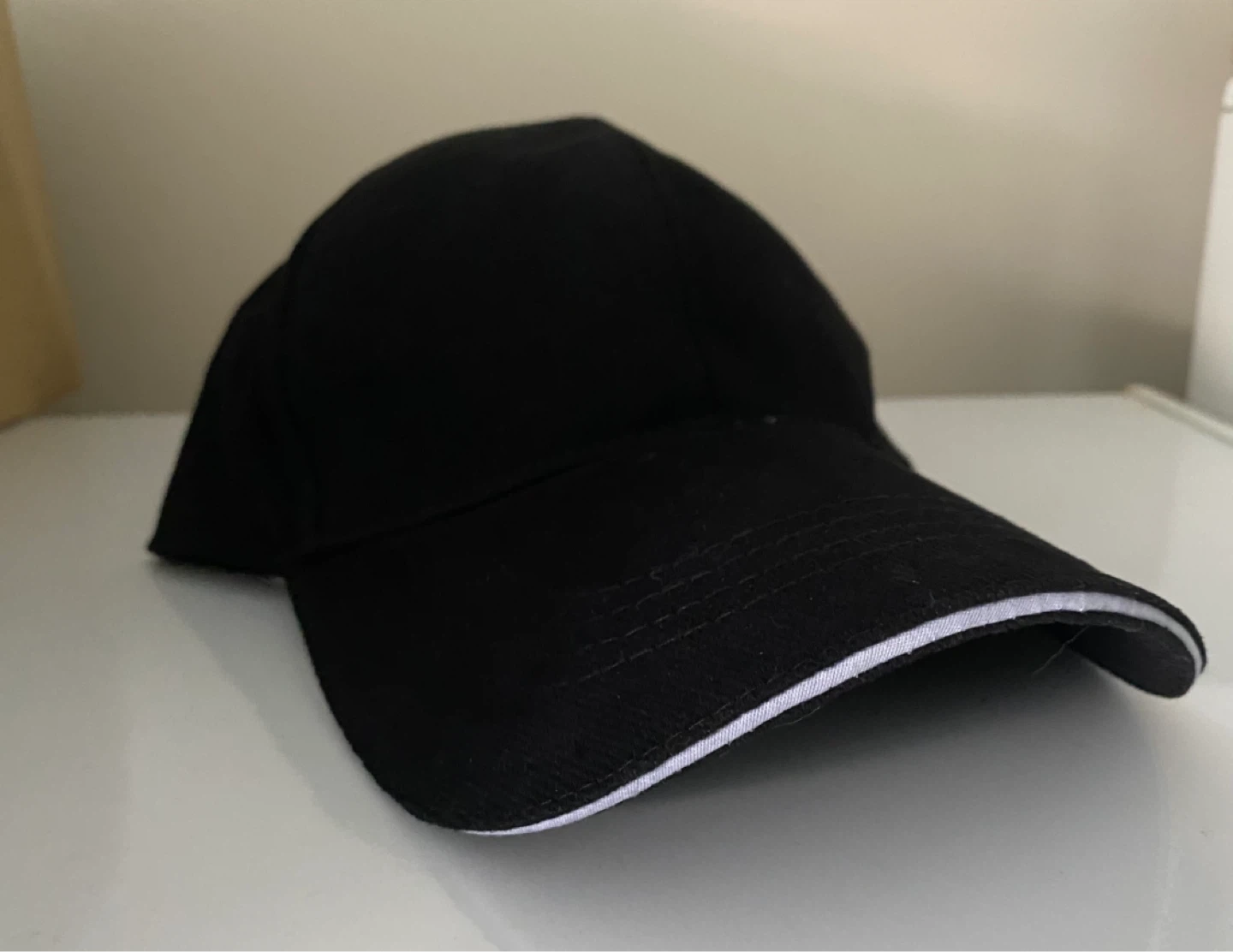 Black baseball cap with adjustable strap ⚽