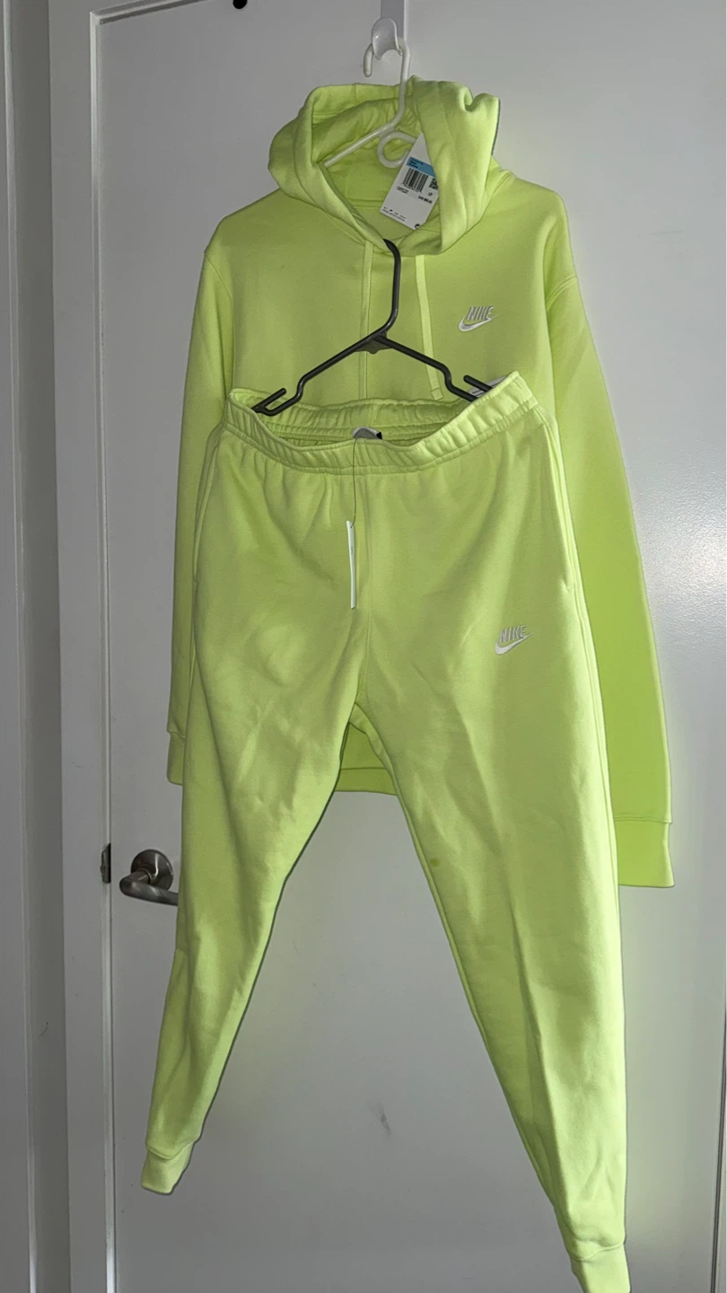 Nike Men’s Matching Set Neon - Size Medium