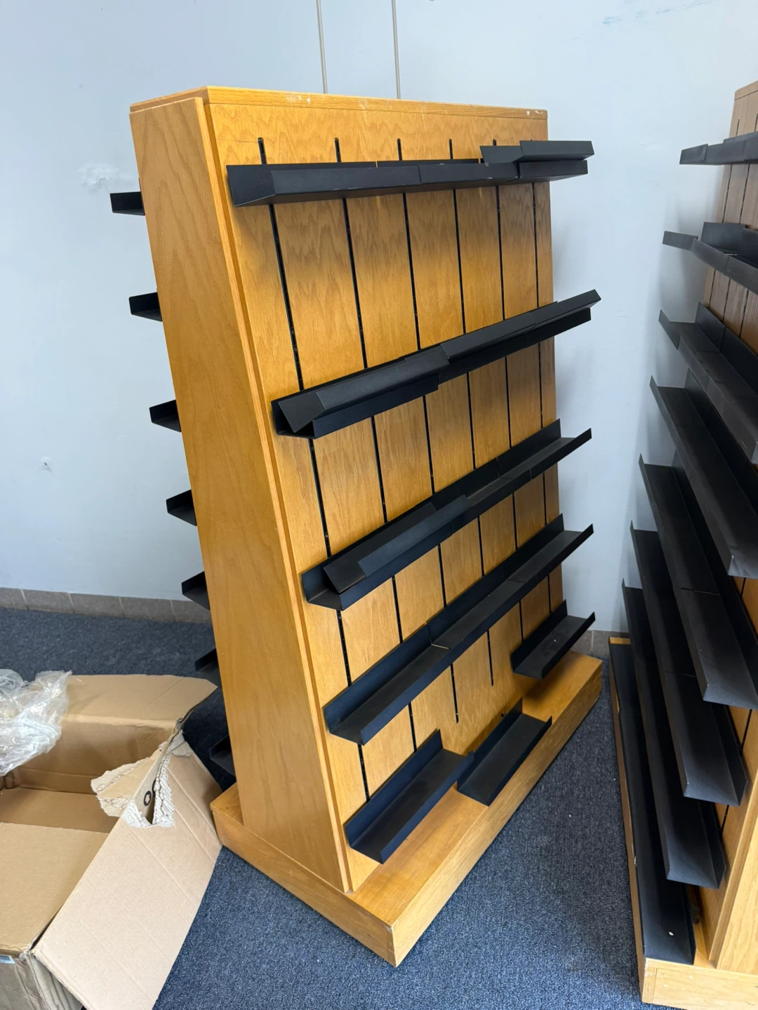 Wooden retail display shelving unit - photo 2