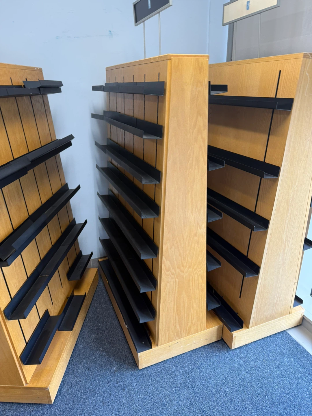 Wooden retail display shelving unit - photo 3