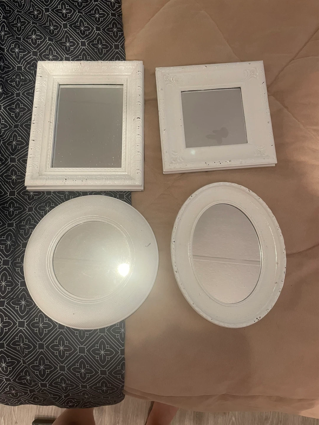 Set of 4 White Decorative Mirrors ⚽