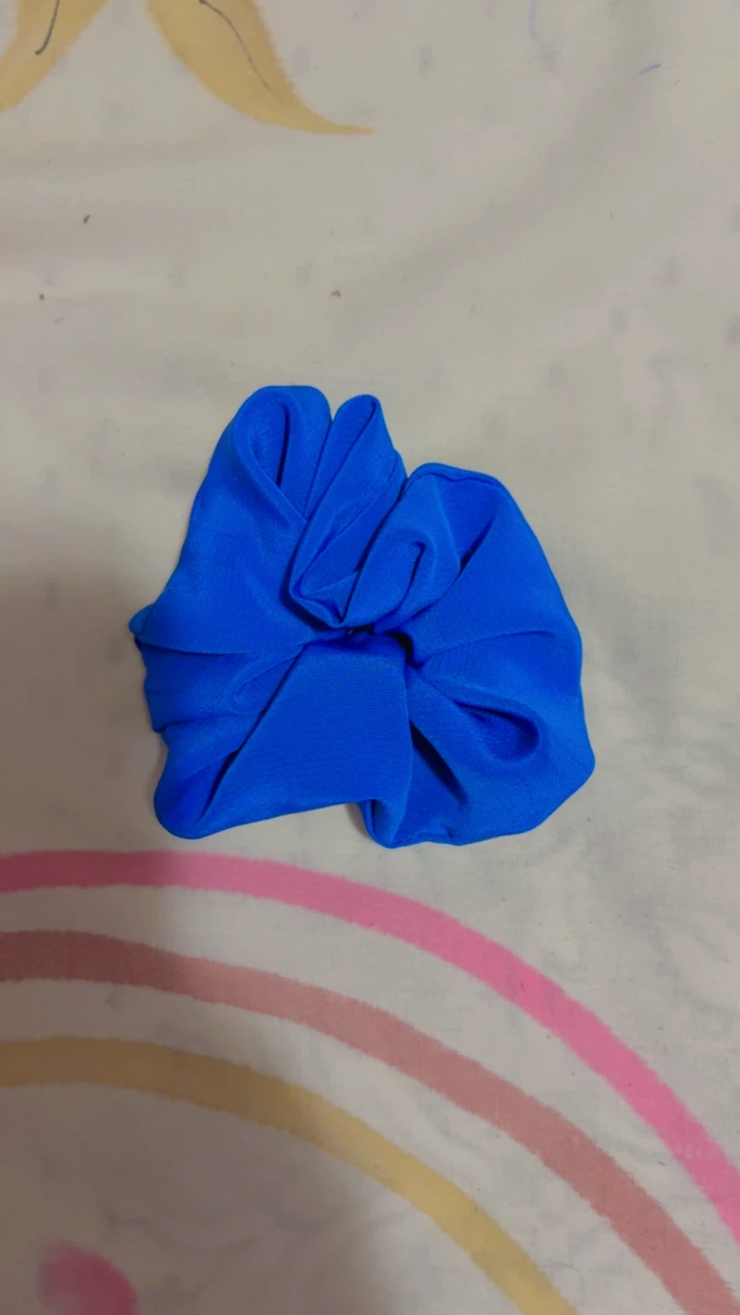 ⚽ Blue scrunchie
