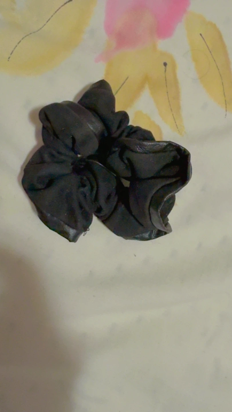 ⚽ Black Scrunchie