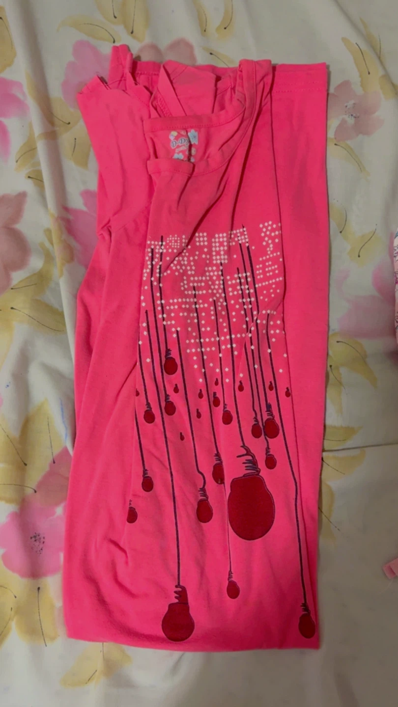 ⚽ Girls Pink T-shirt with Lightbulb Graphic