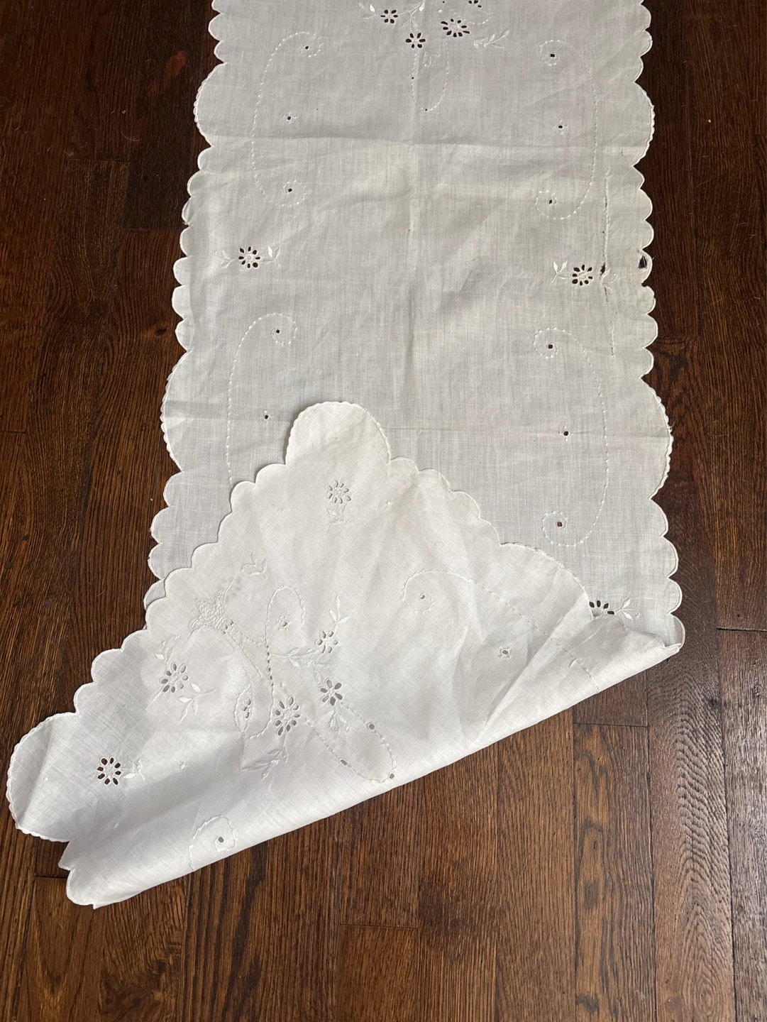 White Embroidered Table Runner Scalloped Edge - photo 4