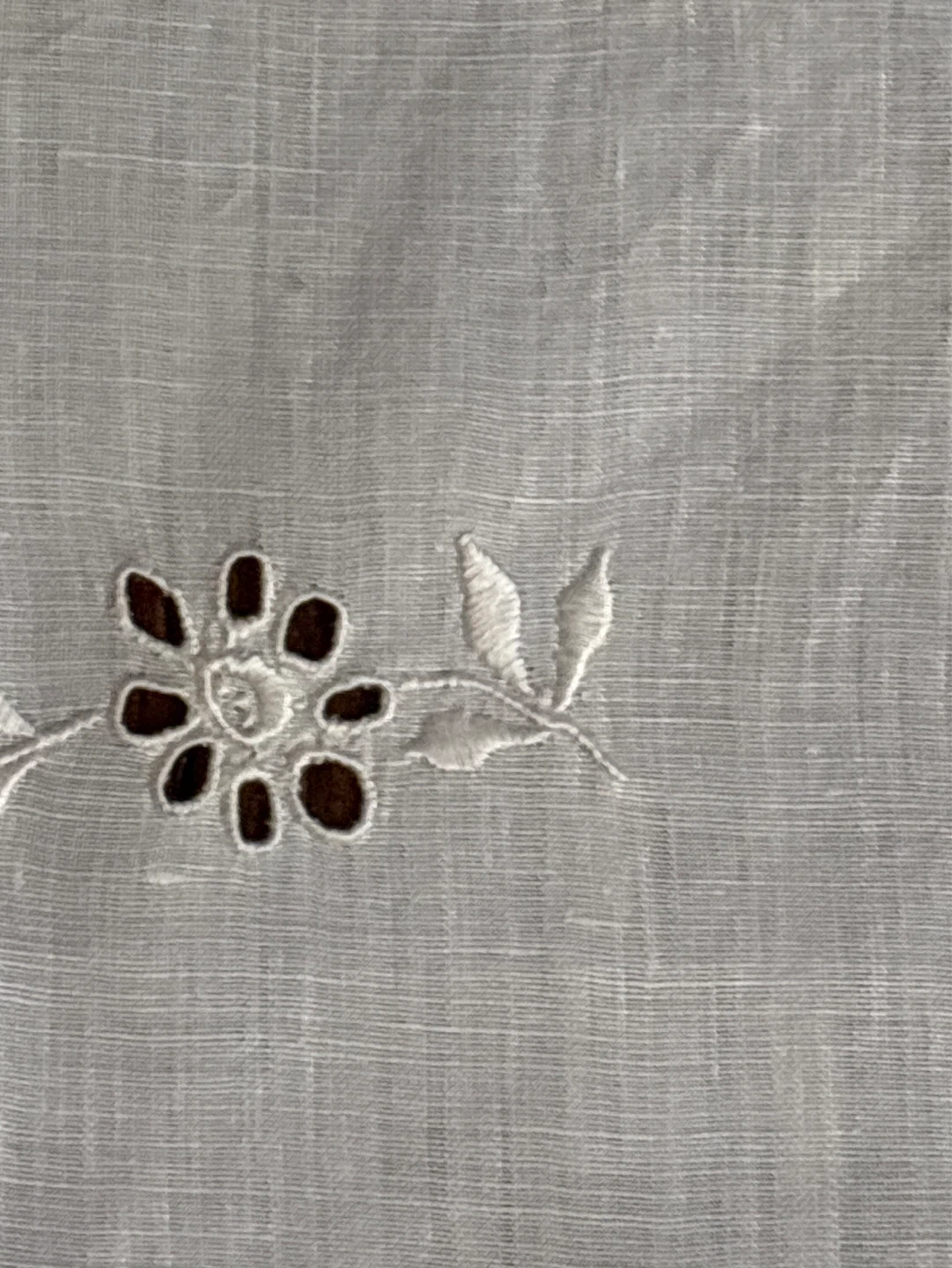 White Embroidered Table Runner Scalloped Edge - photo 5