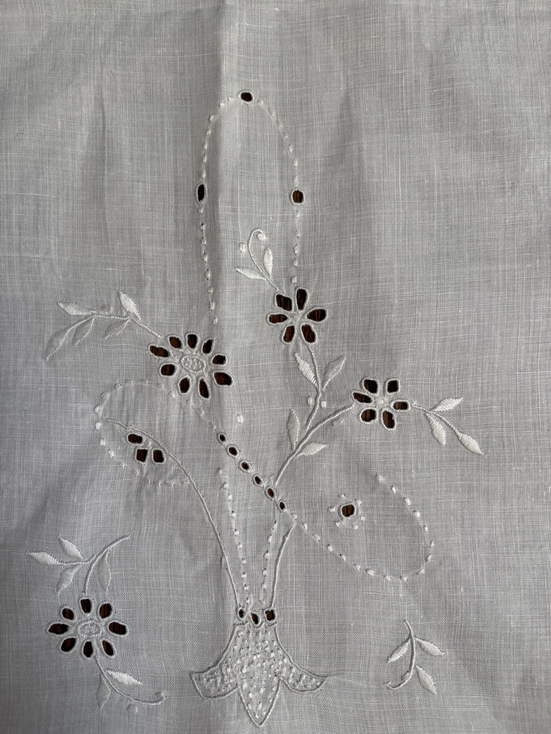 White Embroidered Table Runner Scalloped Edge - photo 2
