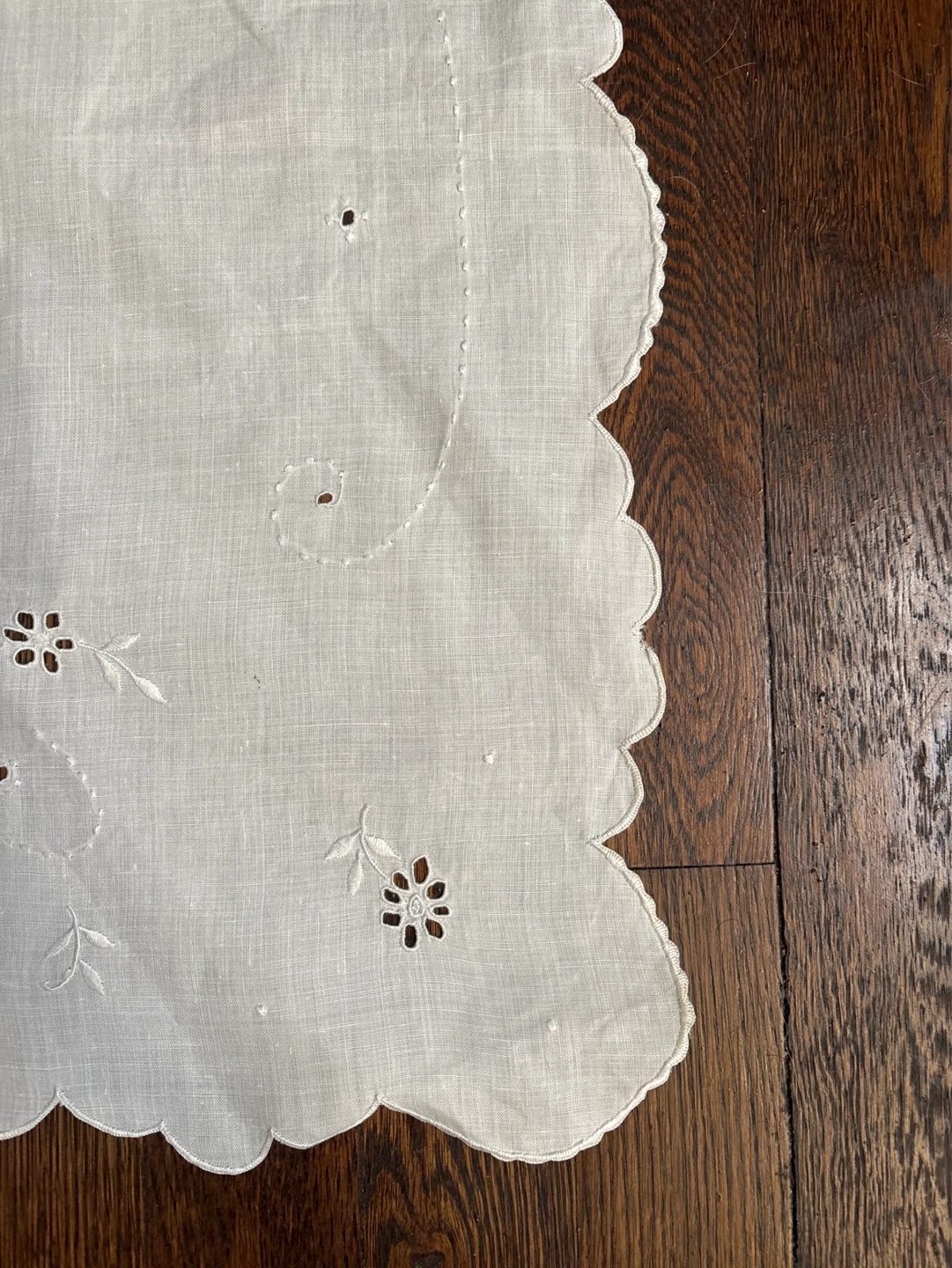 White Embroidered Table Runner Scalloped Edge - photo 3