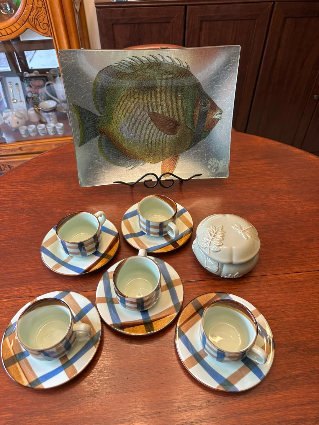 Set of 5 Cups and Saucers with Decorative Glass Fish Plate