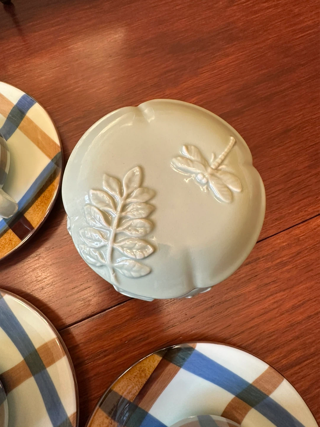 Set of 5 Cups and Saucers with Decorative Glass Fish Plate - photo 4