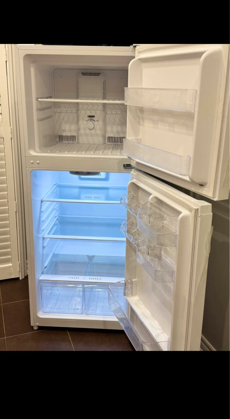 VISSANI White Top Freezer Refrigerator - photo 2