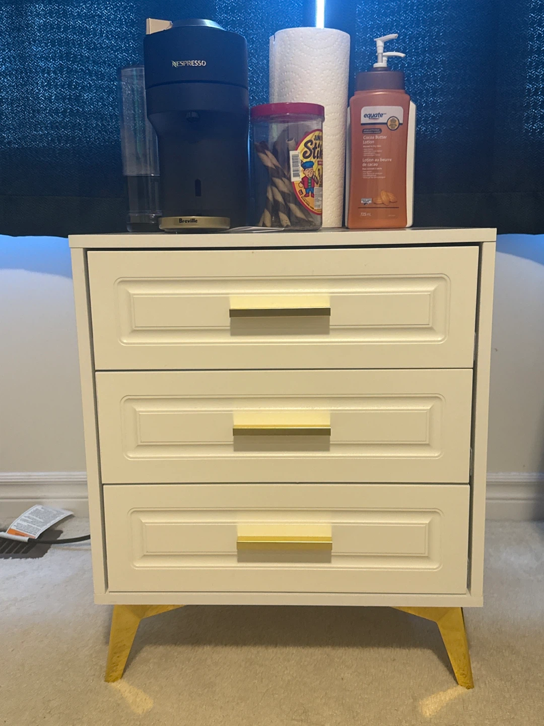 White 3-Drawer Nightstand with Gold Accents ⚽