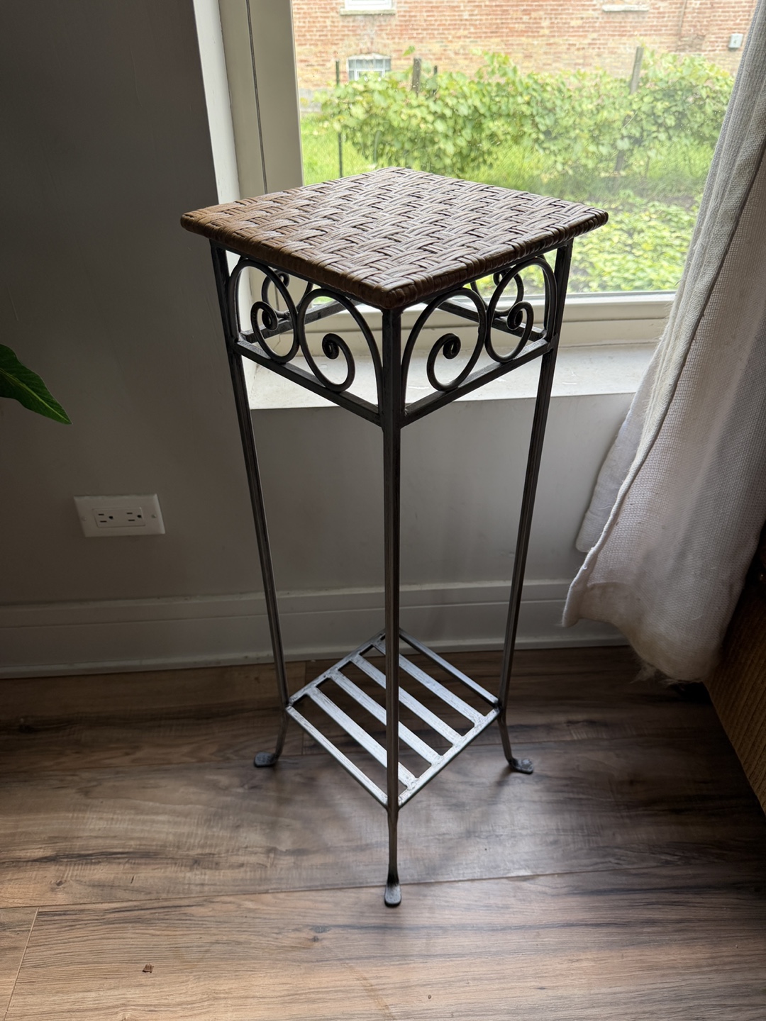 Woven Top Metal Plant Stand ⚽