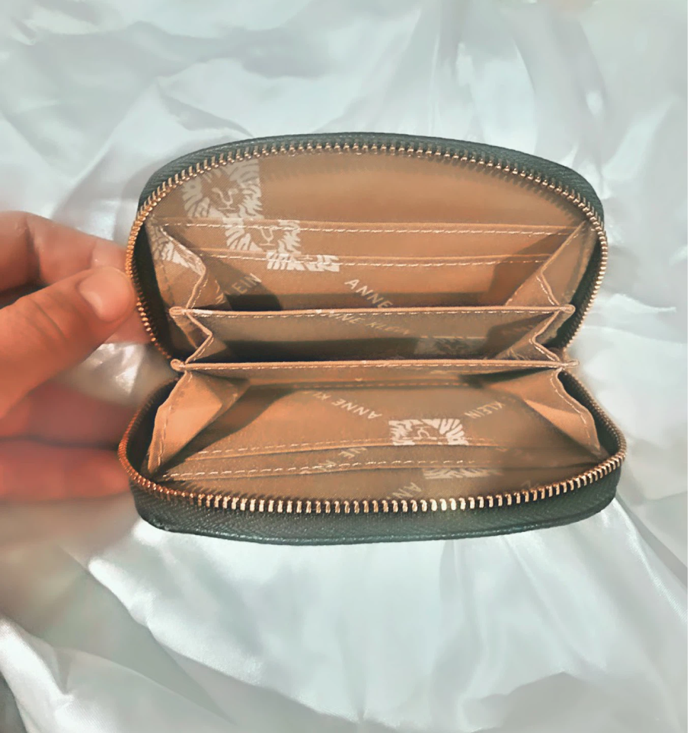 ✨ BRAND NEW Anne Klein Burgundy Card Holder - photo 2