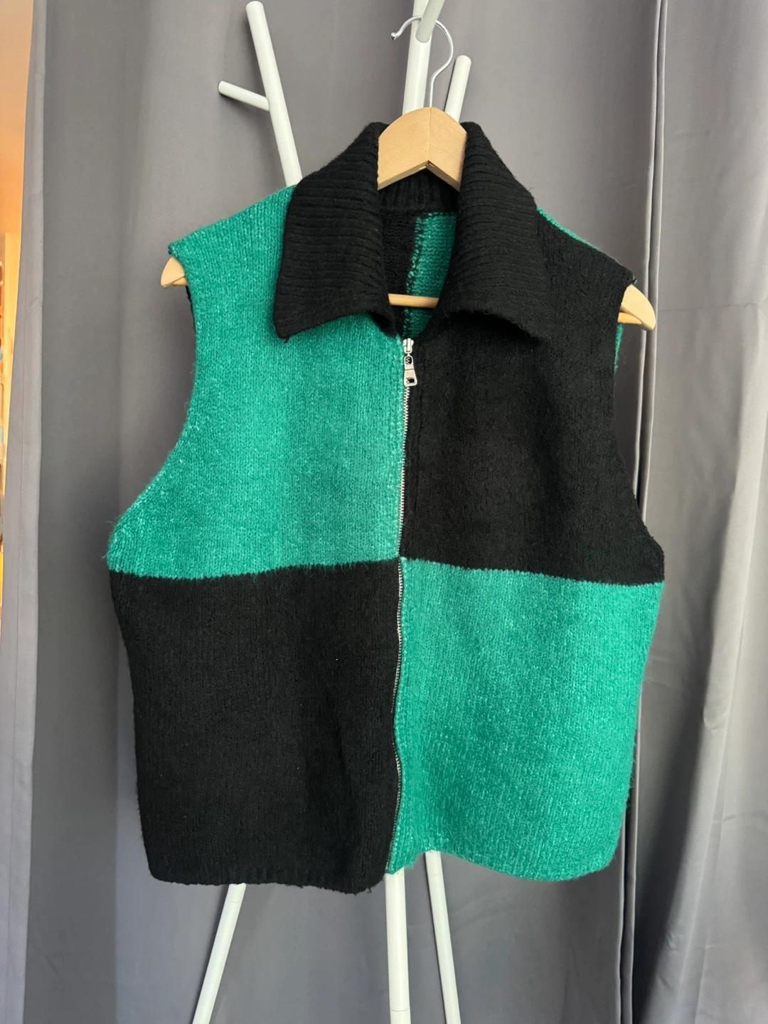 Colour-blocked knit vest