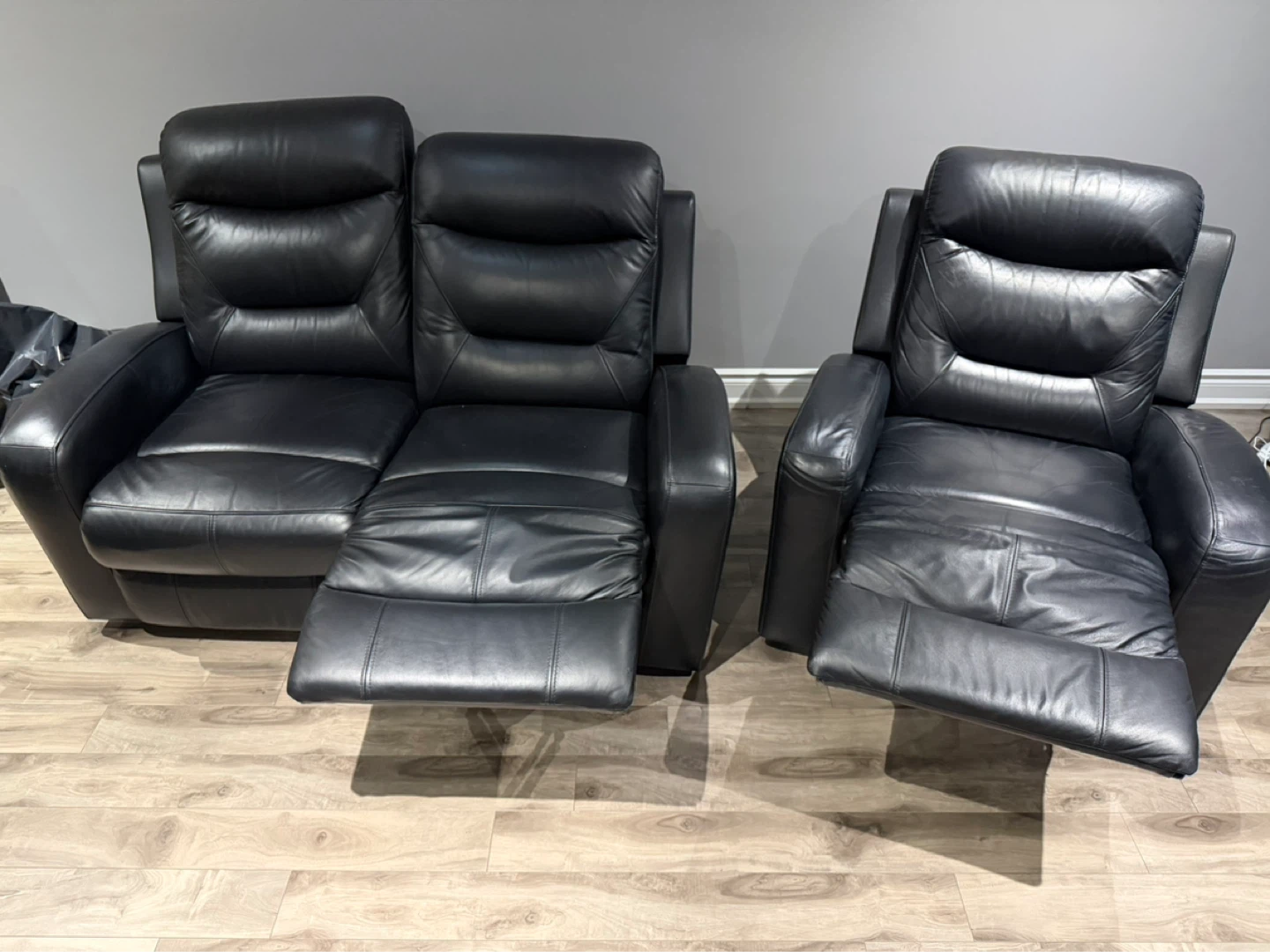 Black Leather Loveseat and Recliner Set - photo 4