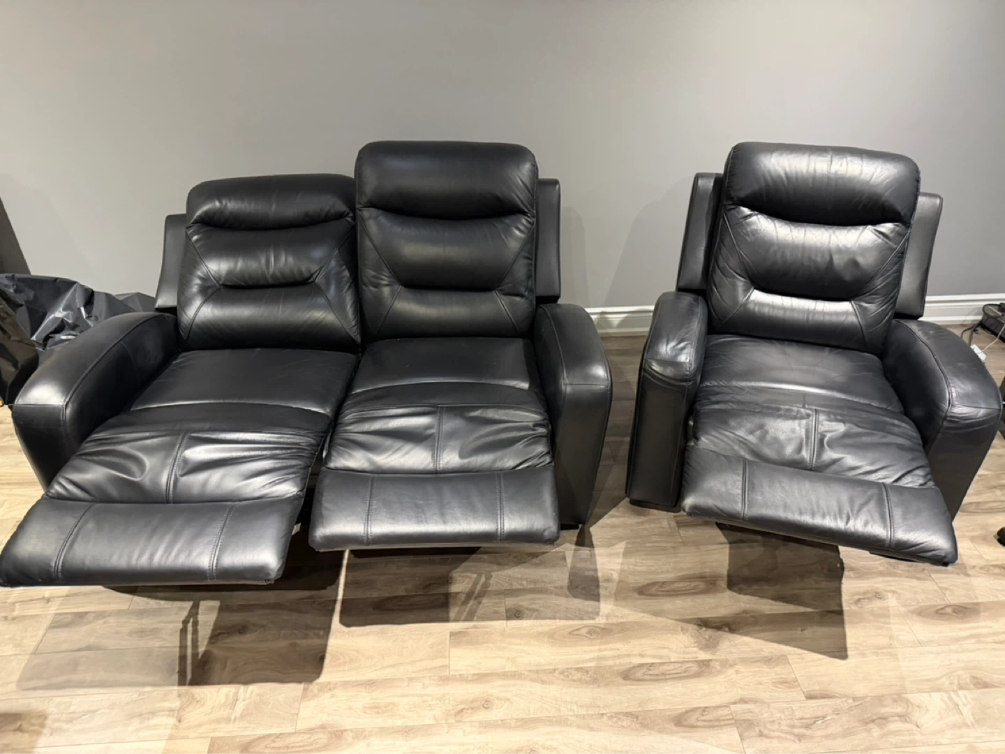 Black Leather Loveseat and Recliner Set - photo 3