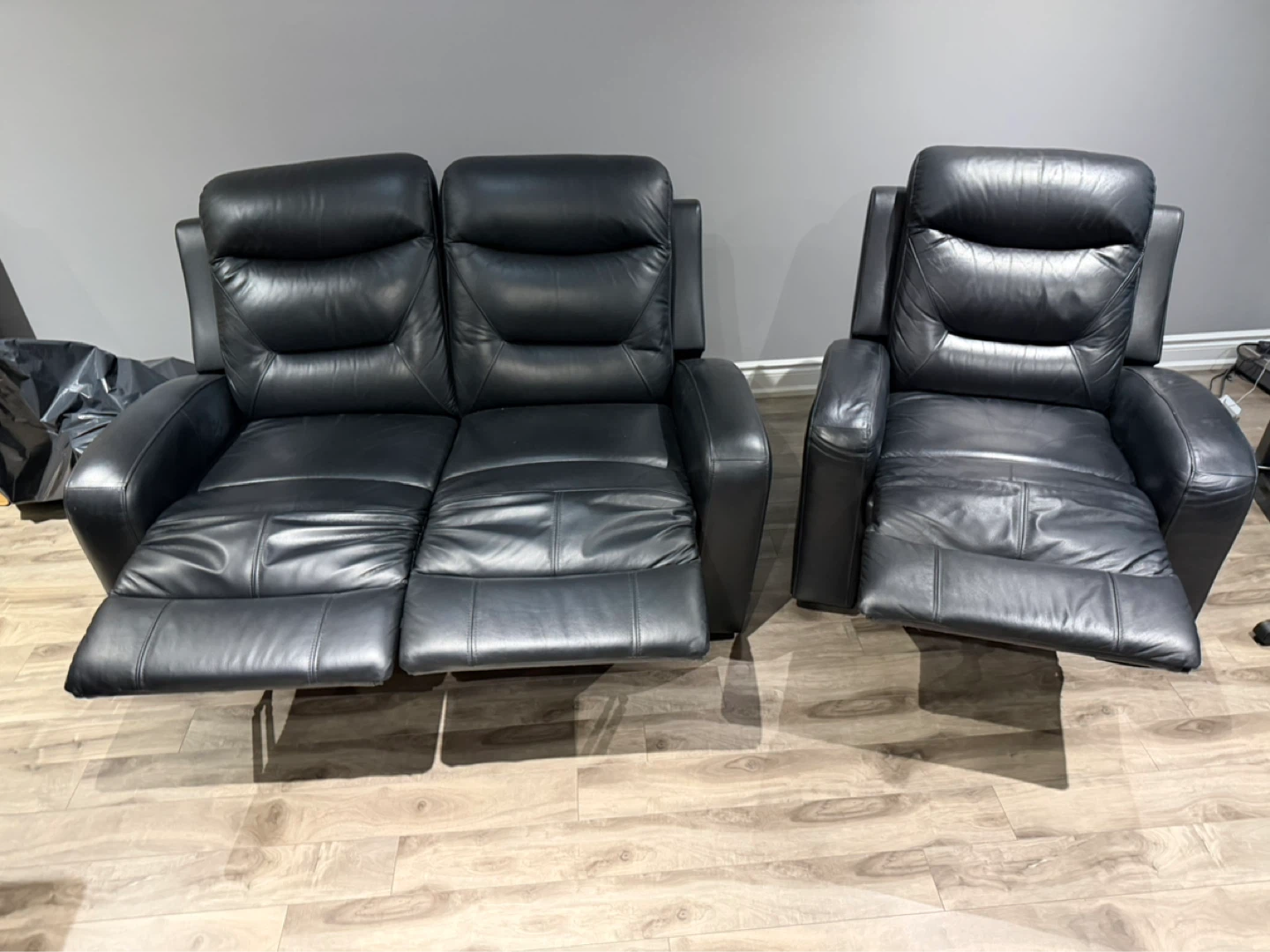 Black Leather Loveseat and Recliner Set - photo 2
