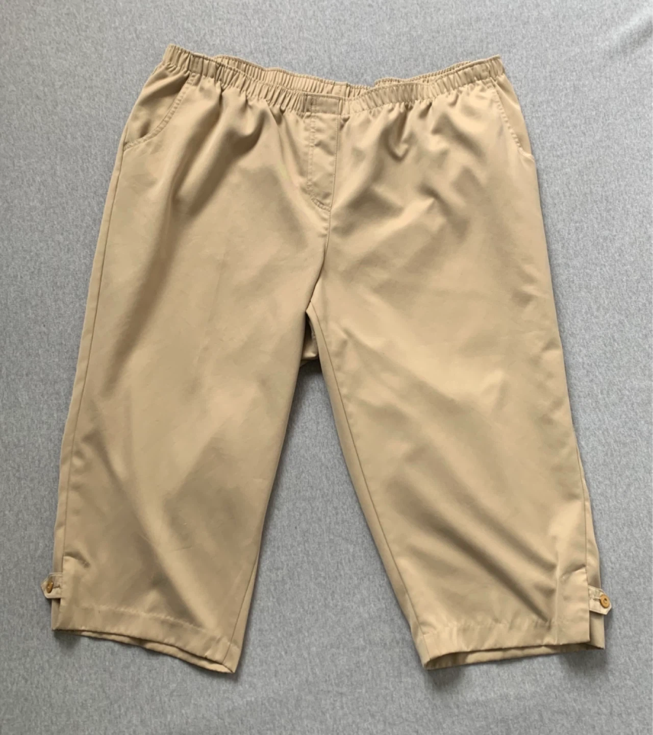 Ladies Tan Capris Size 22W (fits more like a 24) ⚽️
