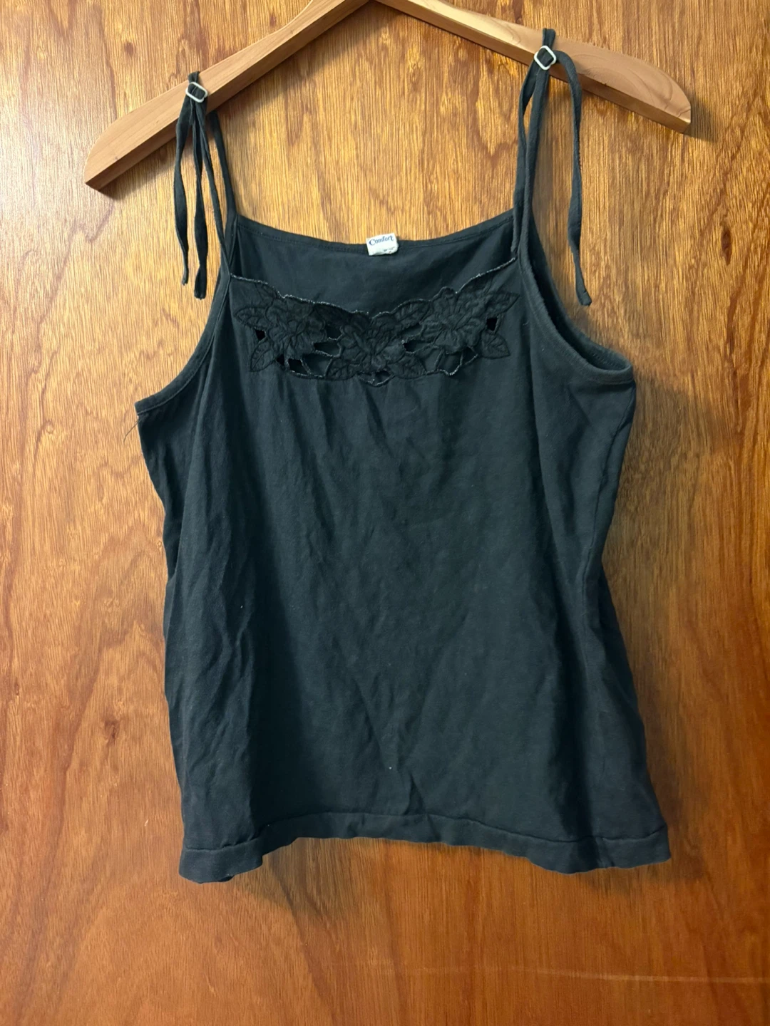 ⚽ Comfort Black Camisole Tank Top with Floral Detail