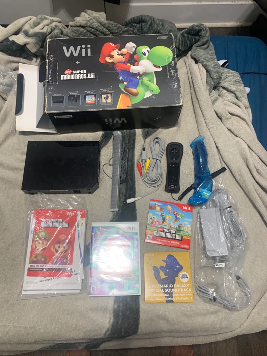 Nintendo Wii Super Mario Bros. Bundle - photo 2