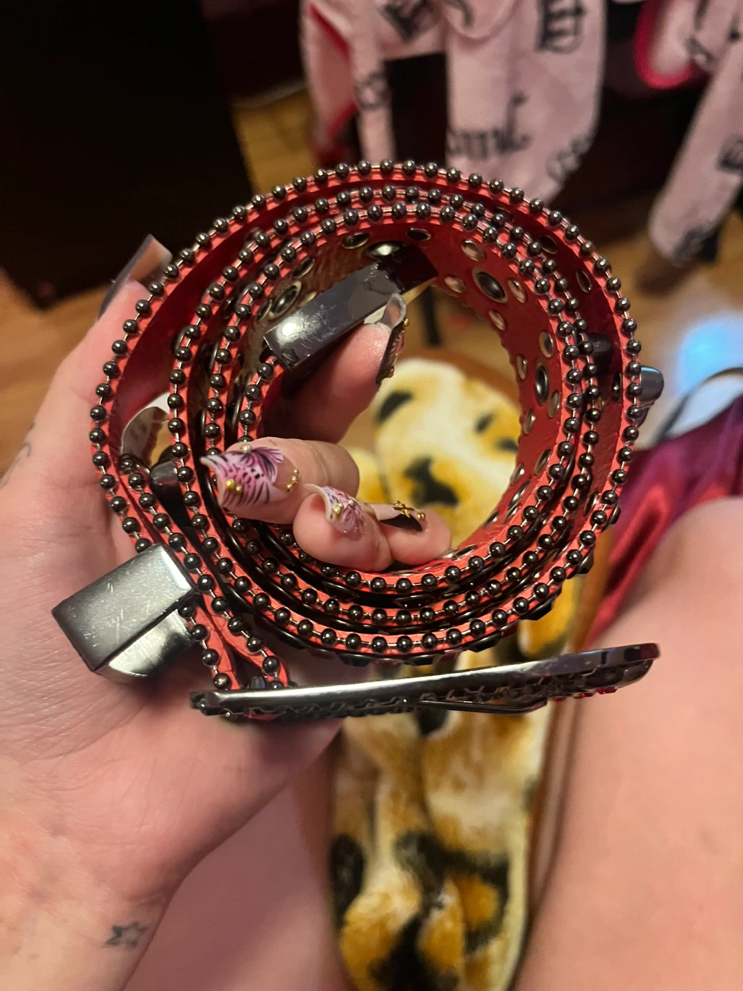 Red studded belt with skull buckle 3ft long - photo 2