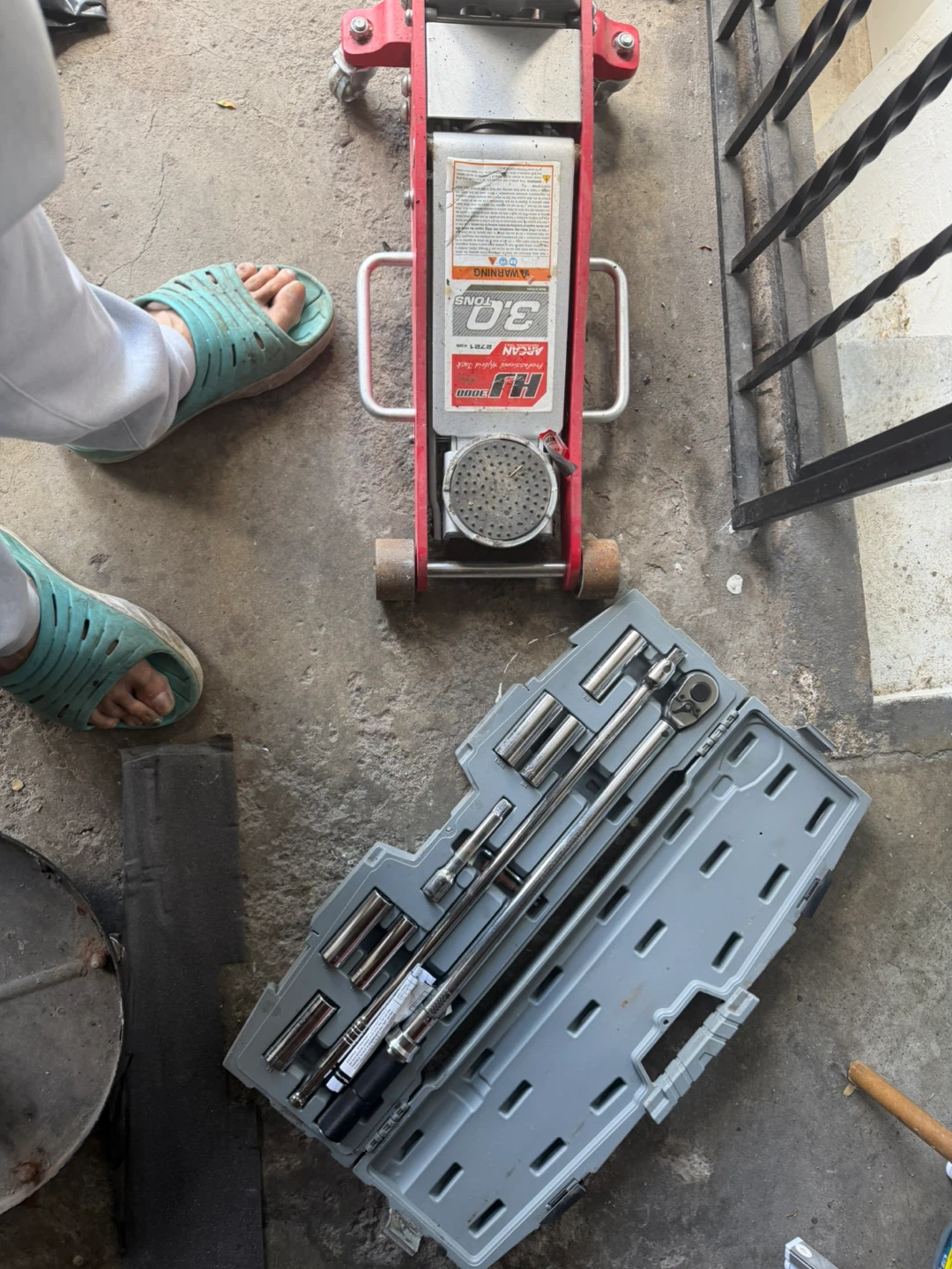 low profile HJ 3.0 Ton Hydraulic Floor Jack with Socket Set
