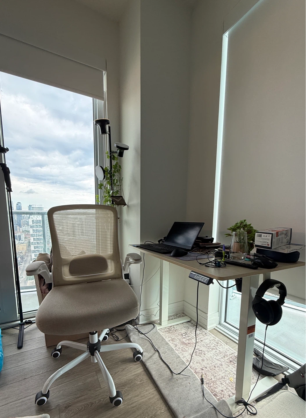 Moving Sale - Electric Standing Desk + Office Chair - photo 2