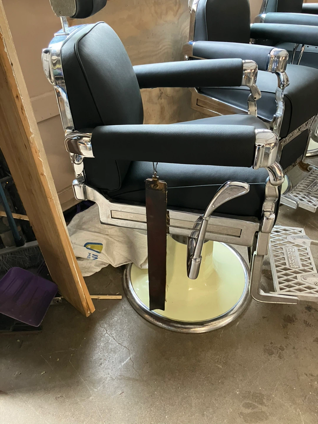 Three 1950 s Belmont Takara barber chairs - photo 2