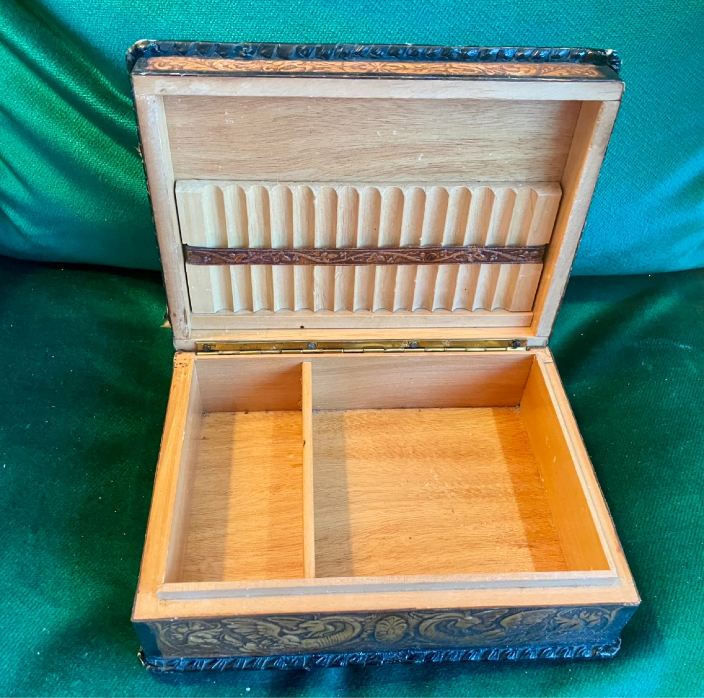 Ornate Decorative leather cigarette box - photo 2
