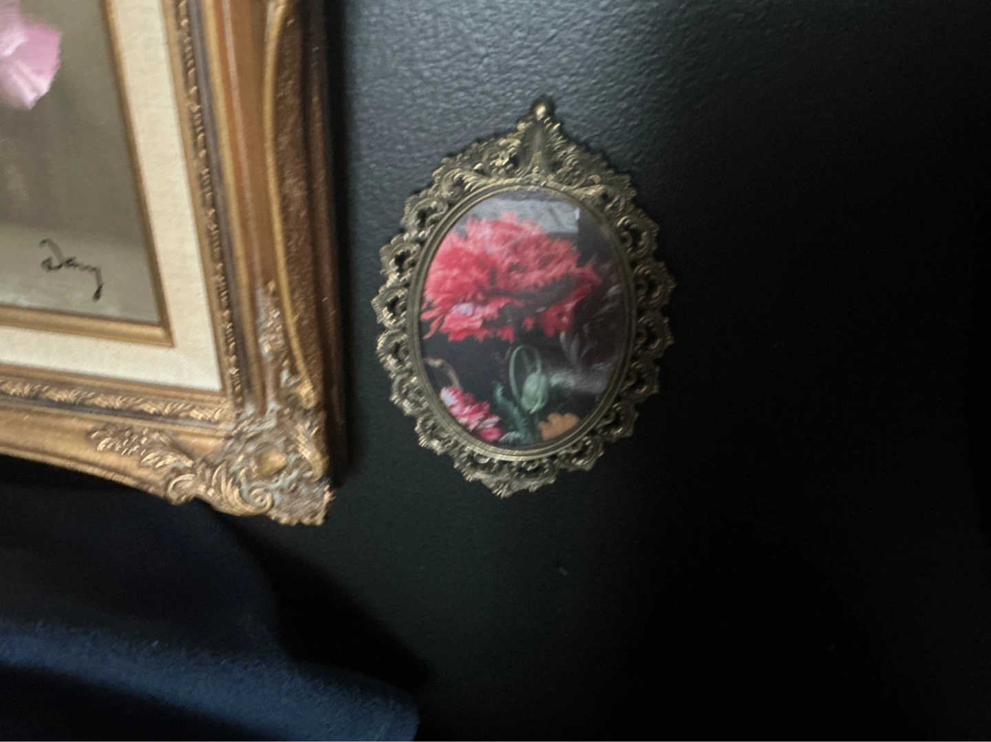 Ornate Oval Frame with Floral Print ⚽