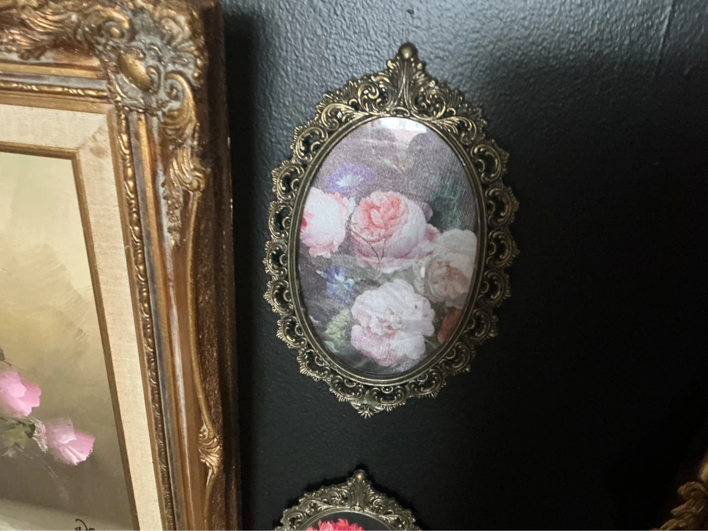 Vintage Oval Ornate Wall Frame with Floral Print ⚽