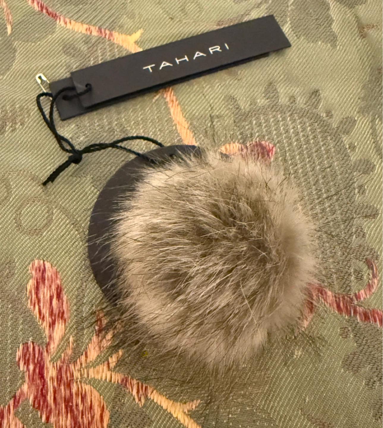 Tahari Faux Fur Brooch Pin⚽️