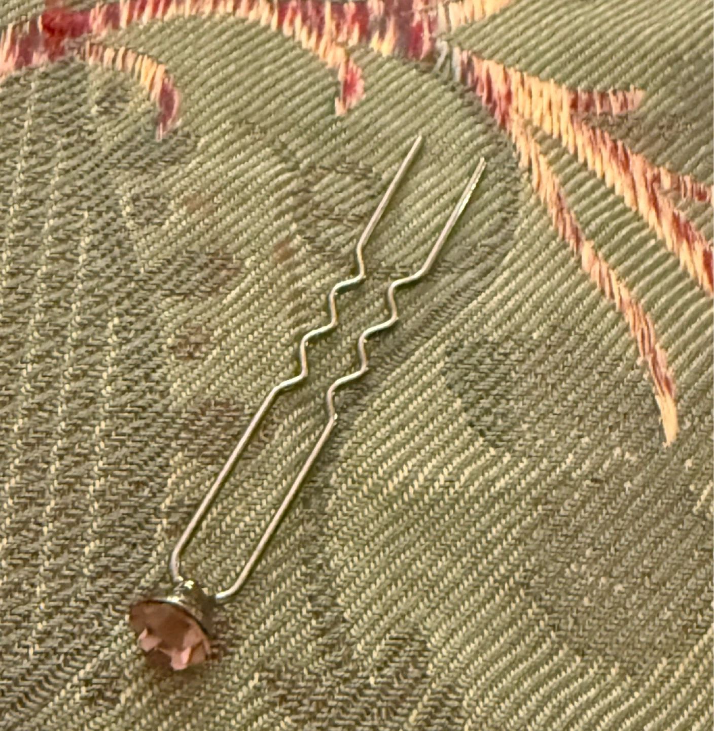 Decorative Hair Pin with Pink Jewel⚽️