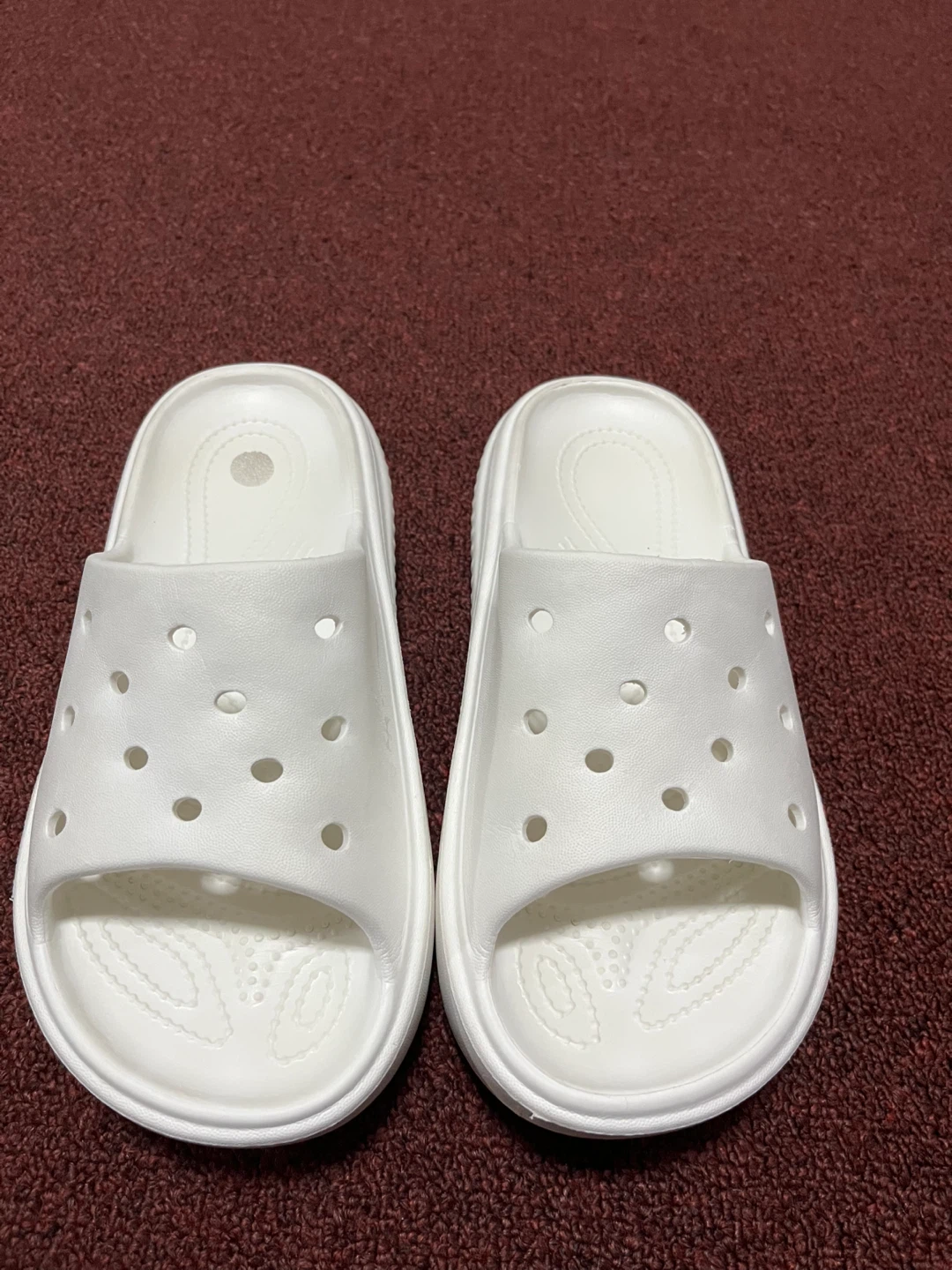 White Slide Sandals Used / like New ⚽️