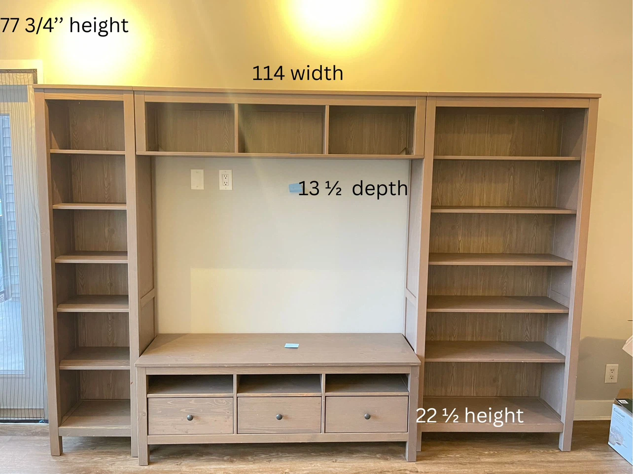 Tv station with Bookshelves